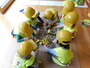 7 Kinder am spielen mit Sand und Eierkartons