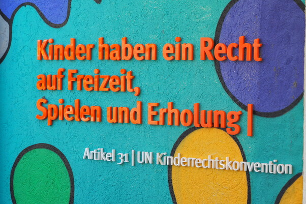 @Stiftung Jupident Eine bunte Wand mit einem Spruch über Kinderrechte