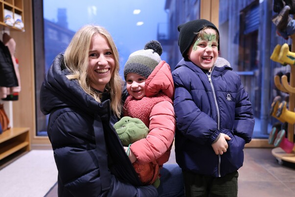 Frau mit 2 Kindern. Alle lachen