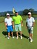3 Männer stehen am Golfplatz. Sie lächeln alle.