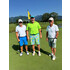 @Franz Lutz 3 Männer stehen am Golfplatz. Sie lächeln alle.