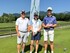 2 Männer und 1 Frau auf dem Golfplatz. Sie lächeln alle. 