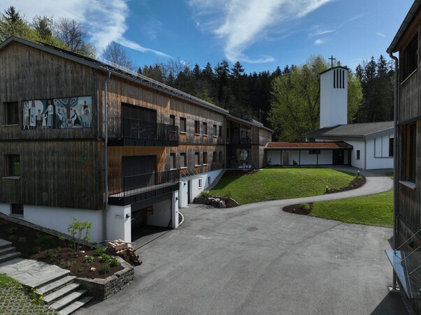 Jupident Schlins - Haus 5 und Kirche