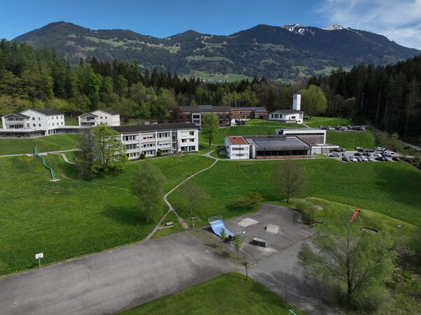 Jupident Schlins, Haus 2, Haus 1, Schule, Verwaltungsgebäude, Haus 5, Kirche und jupibad