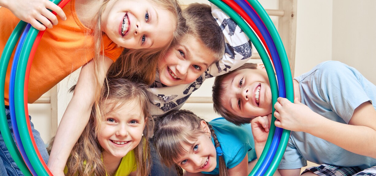 5 Kinder haben Spaß mit Hula-Hoop-Ringen