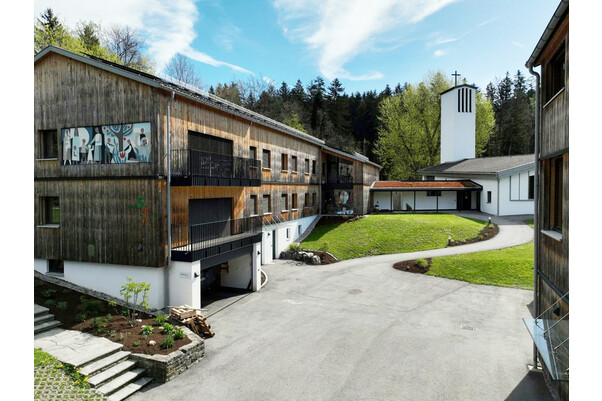 Jupident Gelände, Haus 5 mit Kirche im Hintergrund Jupident Gelände, Haus 5 mit Kirche im Hintergrund