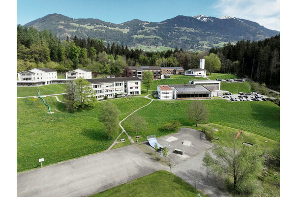 Haus 2, Haus 3, Schule, Haus 7 mit Jupibad, Verwaltungsgebäude, Haus 5 und Kirche im Hintergrund Haus 2, Haus 3, Schule, Haus 7 mit Jupibad, Verwaltungsgebäude, Haus 5 und Kirche im Hintergrund