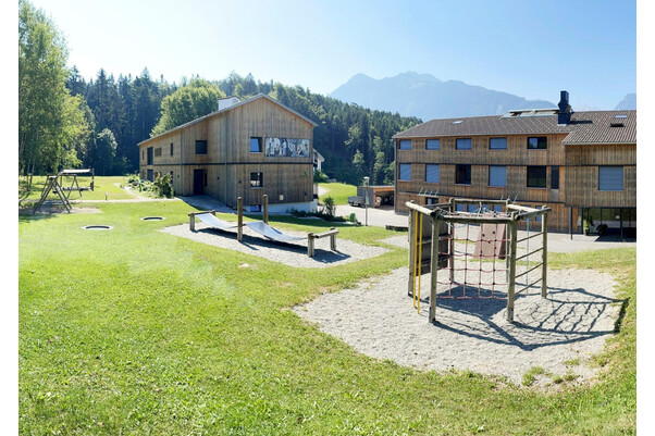 Spielplatz mit Haus 5 und Verwaltungsgebäude im Hintergrund Spielplatz mit Haus 5 und Verwaltungsgebäude im Hintergrund
