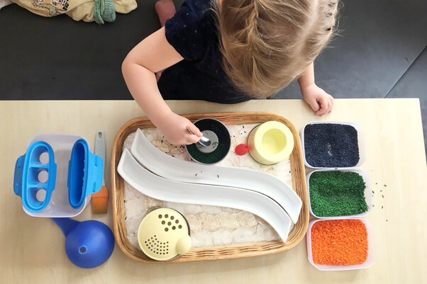 Mädchen mit besonderem Spielmaterial