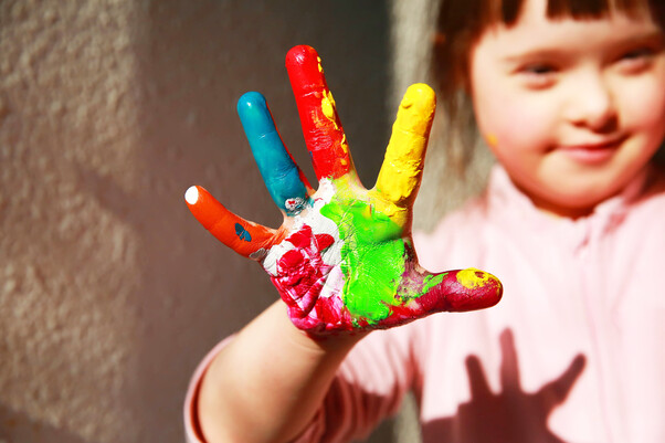Mädchen mit bunt angemalter Hand