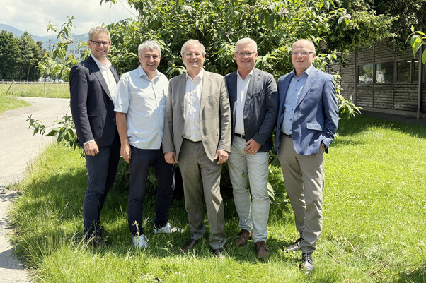 Michael Tinkhauser und 4 Kuratoriumsmitglieder