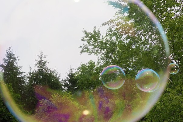 Foto Bäume und Himmel, durch eine riesige Seifenblase