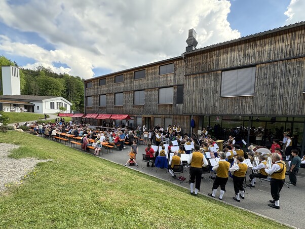 Verwaltungsgebäude mit Musikverein und Gästen