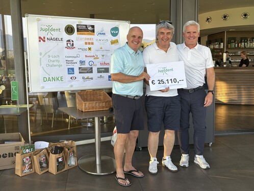 Manfred Ganahl, Michael Tinkhauser und Klaus Baldauf bei der Scheckübergabe